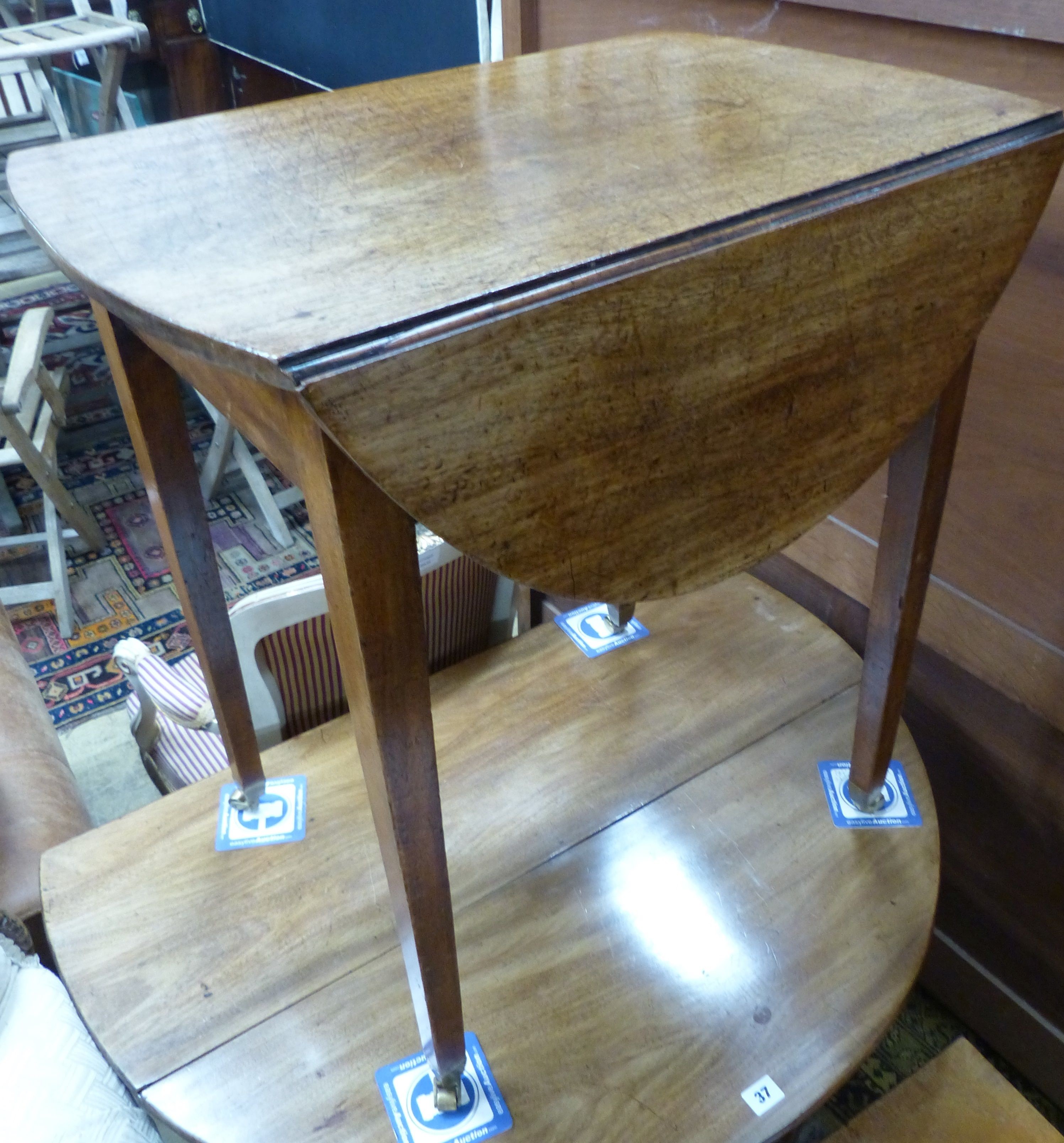 A small George III oval mahogany Pembroke table on square tapered legs W 87 extended D 66 H 70 cms